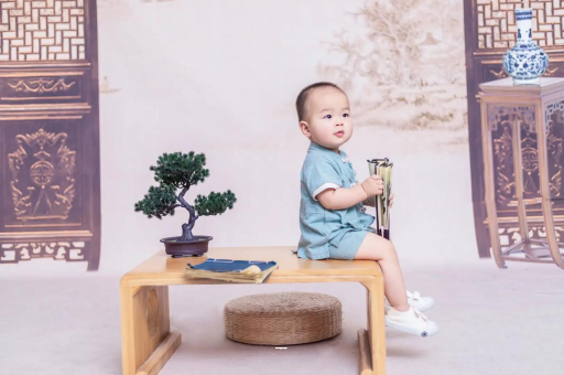 开平宝宝边吃奶边挣扎烦躁